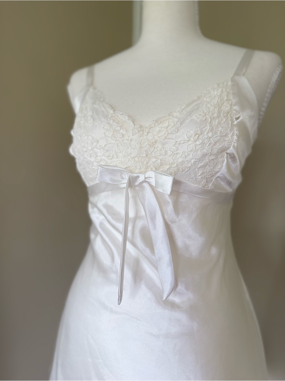 Bridal Lace Chemise 🤍 Jones New York White Lace-Trim Satin Slip Bow Wedding PJs - Picture 4 of 10